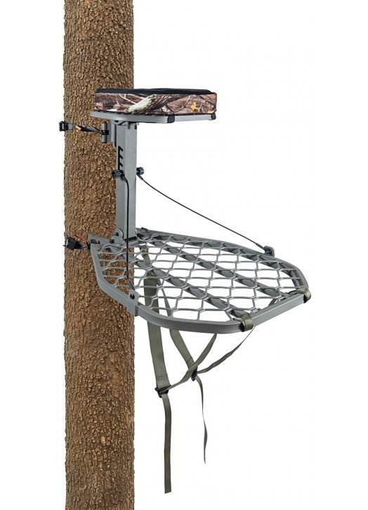 tree-stand Summit Feather Weight Switch installé sur un tronc d'arbre
