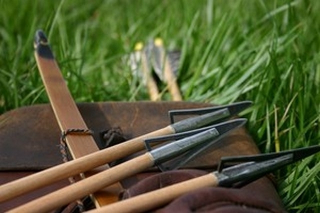 arc-traditionnel-longbow-et-fleches-pour-la-chasse-a-larc